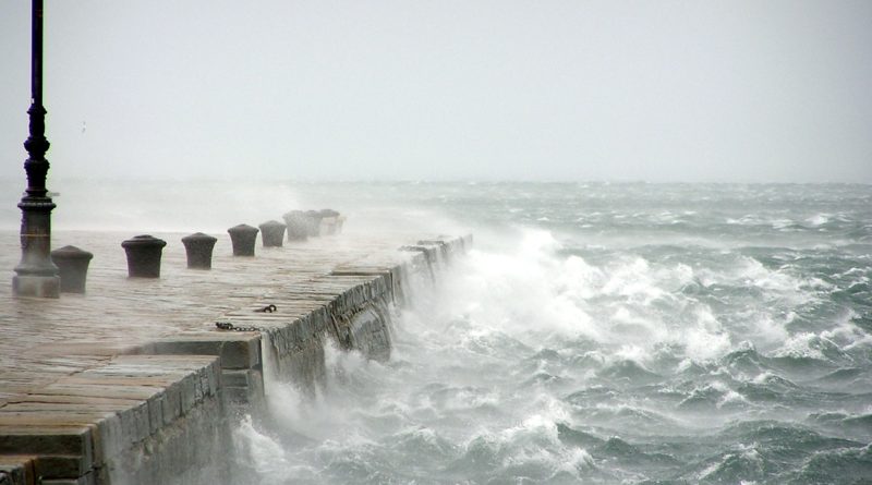 Allerta meteo per vento forte, maestrale e bora. 120 interventi dei Vigili del Fuoco