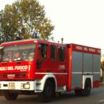 Camion con cisterne di acido cloridrico e soda caustica si ribalta e sversa inquinanti, illeso il conducente