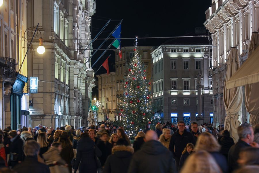 Trieste Natale.Trieste Come Salisburgo Il Tradizionale Mercatino Di Natale In Un Atmosfera Mitteleuropea Le Foto Ilfriuliveneziagiulia