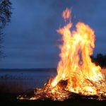 Con l’Epifania si ripete il rito dei falò in Friuli. Alcuni fuochi rimandati per maltempo