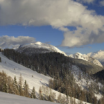 Sulle piste del Friuli Venezia Giulia è caduta altra neve. Skipass gratis per chi pernotta