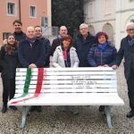 Anche a Trieste la "panchina della libertà di stampa" con i legni della tempesta Vaia