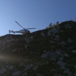Porta figlia e nipotini in montagna, perde il sentiero, precipita in un dirupo e muore