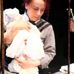 Laura Curino interpreta tutte le protagoniste di “Scintille” in una virtuosistica prova d’attrice al Rossetti