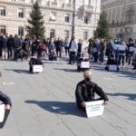 La protesta dei pubblici esercizi contro il mini lockdown: tovaglie in piazza e piatti capovolti