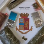 Detenzione e spaccio di droga, catturati tre giovani: avevano in casa dosi di marijuana