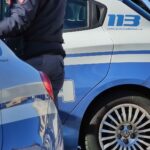 Ubriaco brandisce coltello, minaccia passanti e danneggia auto: denunciato e sanzionato