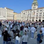 In piazza Unità centinaia di persone per ascoltare medici e giornalisti "non allineati".