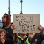 Sgomberato il varco 4 del Porto di Trieste. I manifestanti No Green pass si riversano in centro. Nuovi tafferugli. Le foto