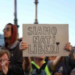 Scontri fra No Green Pass e sindacati al corteo del 1° maggio a Trieste. La pioggia risolve