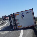Chiuso allacciamento A4/A34 in direzione Gorizia per camion rovesciato