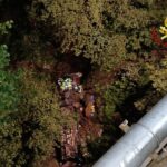 Vivi dopo un volo di 20 metri con l’auto in un torrente: recuperati due ragazzi in montagna