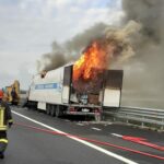 Camion alimentato a metano prende fuoco in A4, lunghe e complesse le azioni di soccorso