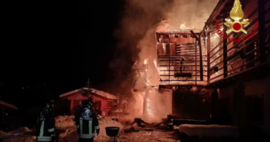 Un incendio ha distrutto l’albergo Borgo Eibn Mountain Lodge di Sauris, escluso dolo