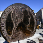 Svelato il “Tallero di Maria Teresa”, l’enorme moneta di acciaio campeggia in centro a Trieste