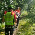 Cade per venti metri in un dirupo con la mountain bike in Val Resia, recuperato dal Soccorso Alpino