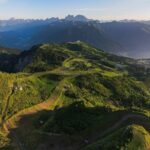 Lo Zoncolan, teatro di mitiche tappe del Giro d’Italia, e i suoi borghi-gioiello