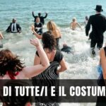 Flash mob dell’Associazione Monfalcone Interetnica, tutti in acqua vestiti a Marina Julia