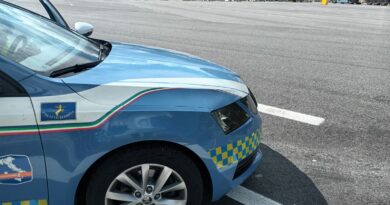 Automobilista di 88 anni percorre contromano l’A23, la Polizia Stradale evita una tragedia