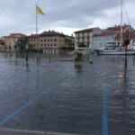 Altra ondata di maltempo in arrivo, è di nuovo allerta meteo arancione in FVG. Acqua alta sulla costa