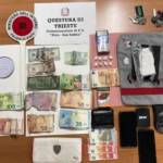 Trovati in abitazione oltre 200 grammi di cocaina e 30mila euro in contanti. Arrestato 22enne