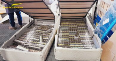 Sequestrati 300 Kg di sigarette di contrabbando nascoste all’interno di pezzi d’arredamento