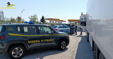 Controlli in autostrada: Guardia di Finanza e Polizia intercettano e sequestrano gasolio di contrabbando