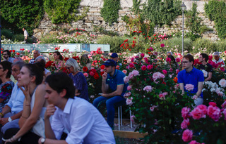 Domani si parte con la XIII edizione “Rose Libri Musica Vino” nel roseto del Parco di San Giovanni a Trieste