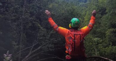 Due anziani escursionisti cadono sul greto di un torrente in zona impervia a Trischiamps, soccorsi dal Cnsas