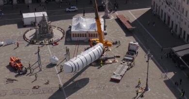 In Piazza Unità d’Italia a Trieste la riproduzione a grandezza reale del batiscafo dei Piccard
