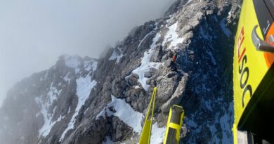 Giovani escursionisti bloccati sulla cresta del Montasio chiedono aiuto perché in difficoltà a scendere
