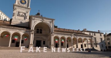 Udine: un’installazione in piazza Libertà annuncia il ritorno del Fake News Festival