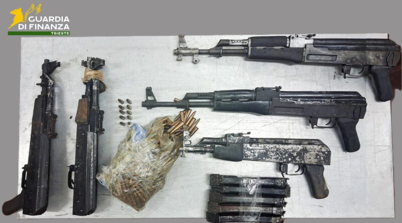 Kalashnikov nascosti in un minivan: sequestro al valico di Sant’Andrea, due arresti