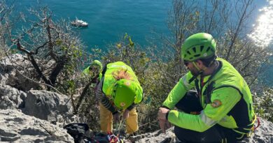 Cade per 20 metri sul sentiero Rilke a Trieste, 31enne recuperata in elicottero e portata a Cattinara in codice rosso
