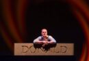 “Donald – Storia molto più che leggendaria di un Golden Man” di e con Massini al Teatro Stabile del Friuli Venezia Giulia il Rossetti