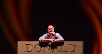 “Donald – Storia molto più che leggendaria di un Golden Man” di e con Massini al Teatro Stabile del Friuli Venezia Giulia il Rossetti