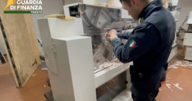 La Guardia di Finanza di Trieste smantella una rete internazionale di produzione e traffico di sigarette