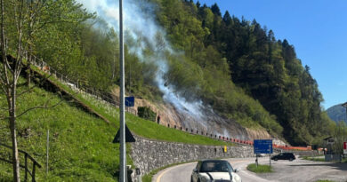 Incendio al limitare del bosco nel comune di Comeglians, iniziato lo spegnimento