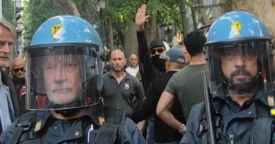 Tensione a Trieste durante la commemorazione di Almerigo Grilz, scontri in viale XX Settembre. Ferito giornalista