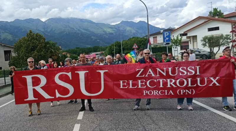 Oltre duemila in corteo per Electrolux da Porcia a Pordenone: “Questa terra non si smonta”