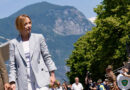 La premier Giorgia Meloni in visita a sorpresa a Gemona del Friuli per il raduno degli Alpini del Triveneto