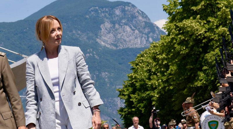 La premier Giorgia Meloni in visita a sorpresa a Gemona del Friuli per il raduno degli Alpini del Triveneto