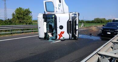 Camion si ribalta in A4 tra Villesse e Palmanova: chiuso il tratto verso Venezia