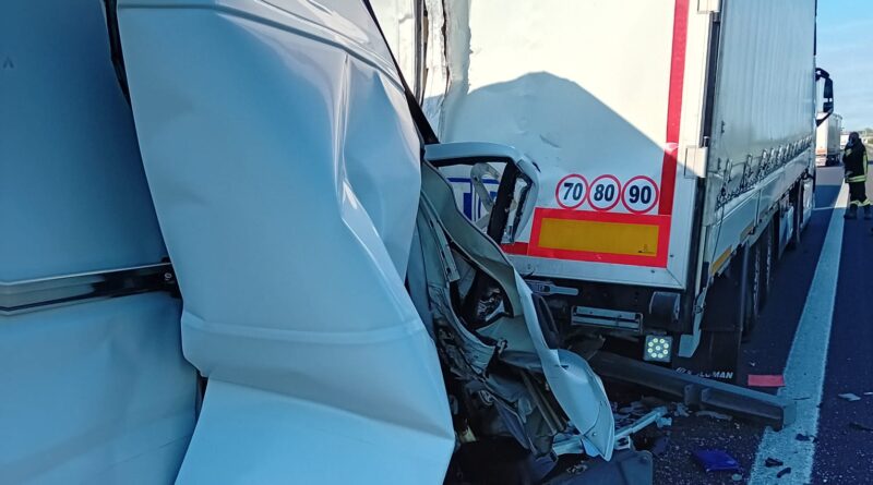 Doppio incidente sull’A4, morto il conducente di un furgone: traffico in tilt tra Cessalto e Portogruaro