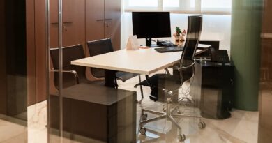 Scrivanie, pareti divisorie e sedute: gli elementi chiave dell’ufficio moderno Scrivanie, pareti divisorie e sedute: gli elementi chiave dell’ufficio moderno