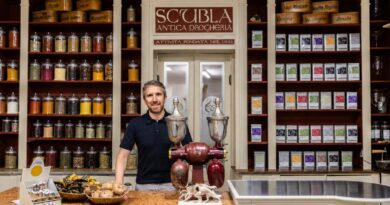 Scubla 1921 – Dispensa Friulana: torna nel centro di Cividale un negozio alimentare. Enrico Coser riapre la storica Drogheria con una visione contemporanea, nel rispetto della sua tradizione secolare Scubla 1921 – Dispensa Friulana: torna nel centro di Cividale un negozio alimentare. Enrico Coser riapre la storica Drogheria con una visione contemporanea, nel rispetto della sua tradizione secolare