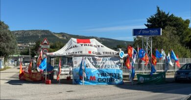 StarTech, 300 persone in corteo a Trieste: i lavoratori chiedono una soluzione per lo stabilimento
